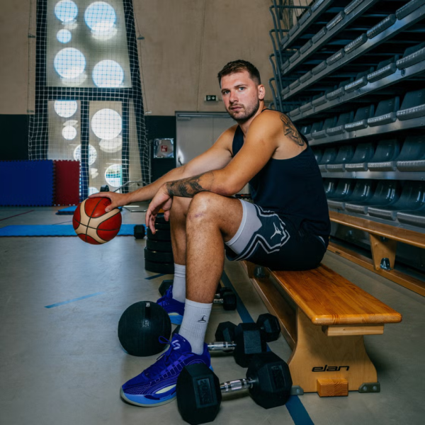 亿策略 东契奇减肥成功连获狂赞! 名嘴称其带有复仇心态 湖媒直呼他已锁定MVP